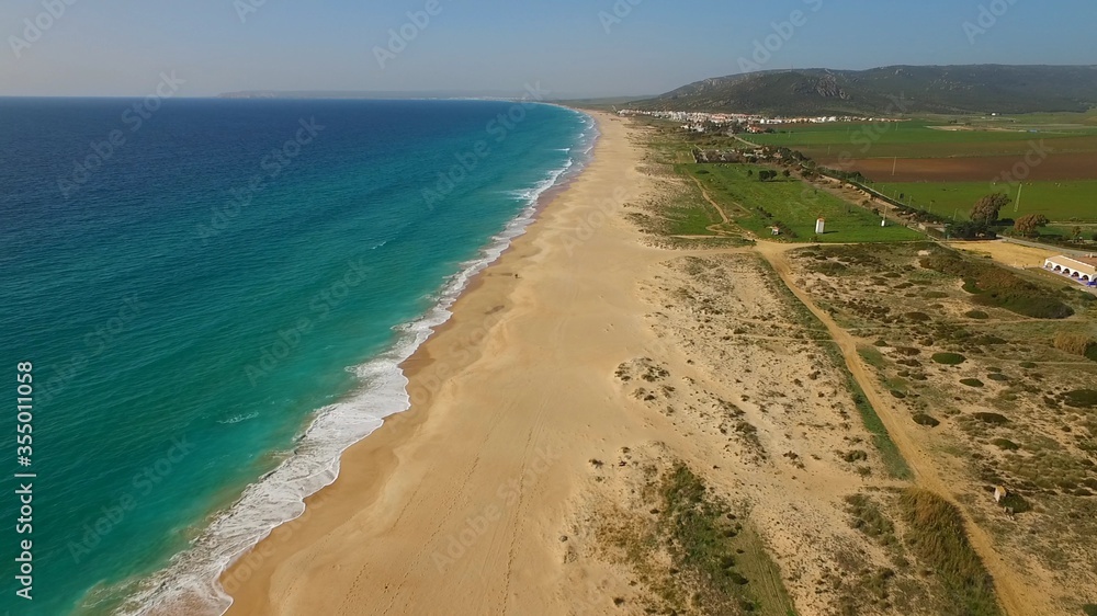 Espectacular foro aerea de larga playa virgen con el mar de color turquesa y el cielo azul Espectacular foro aerea de larga playa virgen con el mar de color turquesa y el cielo azul
