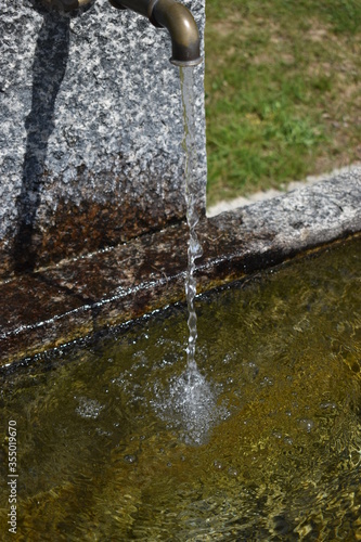 Wasser fliesst aus einem Brunnen © Robert