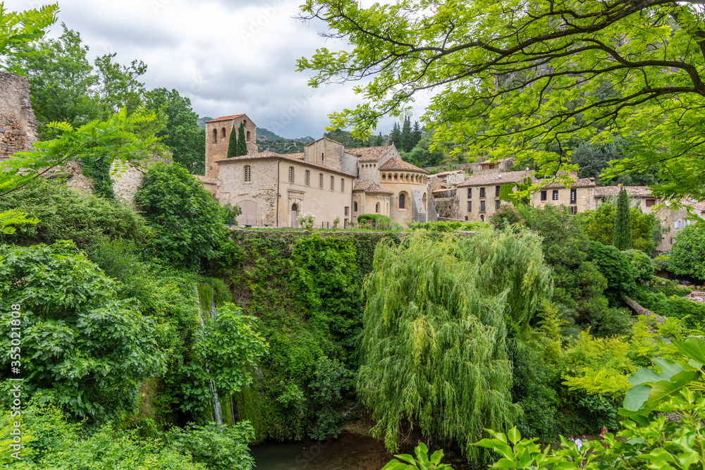Naklejka premium Vue de Saint Guilhem le Désert et de sa belle verdure