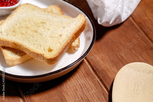 Pan tostado para desayuno en mesa de madera