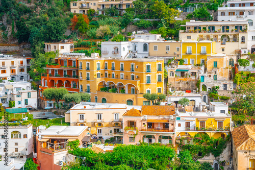 Fototapeta Naklejka Na Ścianę i Meble -  Beautiful colorful houses on a mountain in Positano, a town on Amalfi coast