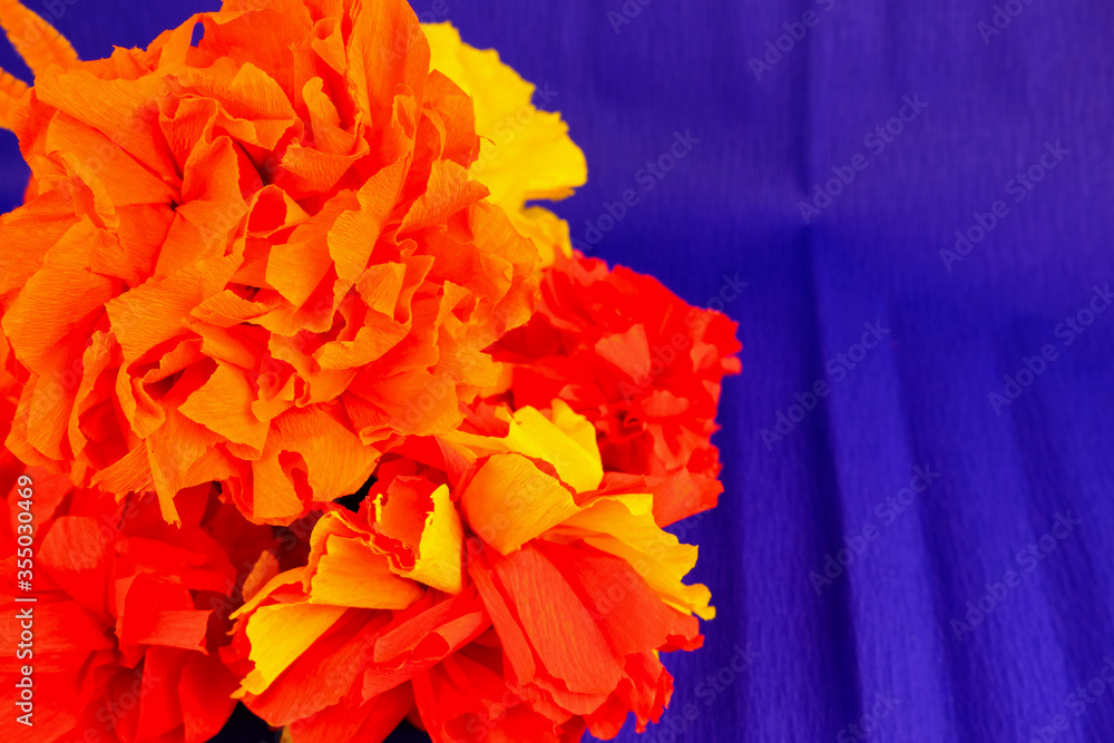 Φωτογραφία Orange flowers made out crepe paper, used in the festivity of dia de los muertos