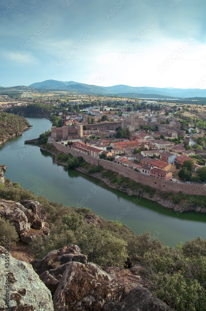 Fototapeta premium Pueblo medieval redeado por una muralla y un lago