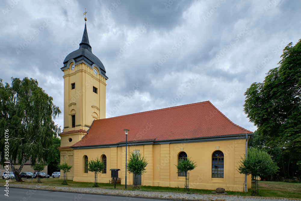Im Stil einer barocken Schlosskirche: denkmalgeschützte Dorfkirche Prötzel am Radwanderweg 