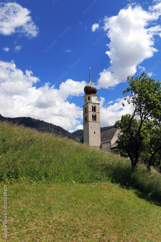 PANORAMA ALPINO CON PICCOLA CHIESA IMMERSA NEL VERDE PANORAMA ALPINO CON PICCOLA CHIESA IMMERSA NEL VERDE
