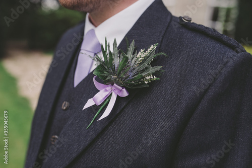 Foto Close up of groom and buttonhole
