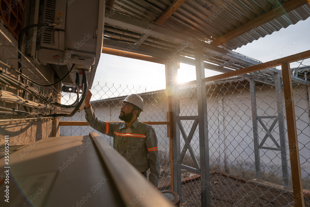 Fototapeta premium Revisión de paneles solares