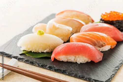 握り寿司の盛り合わせ Japanese food Sushi on black stone plate
