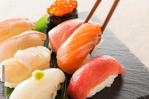 фотографія 握り寿司の盛り合わせ　Japanese food Sushi on black stone plate