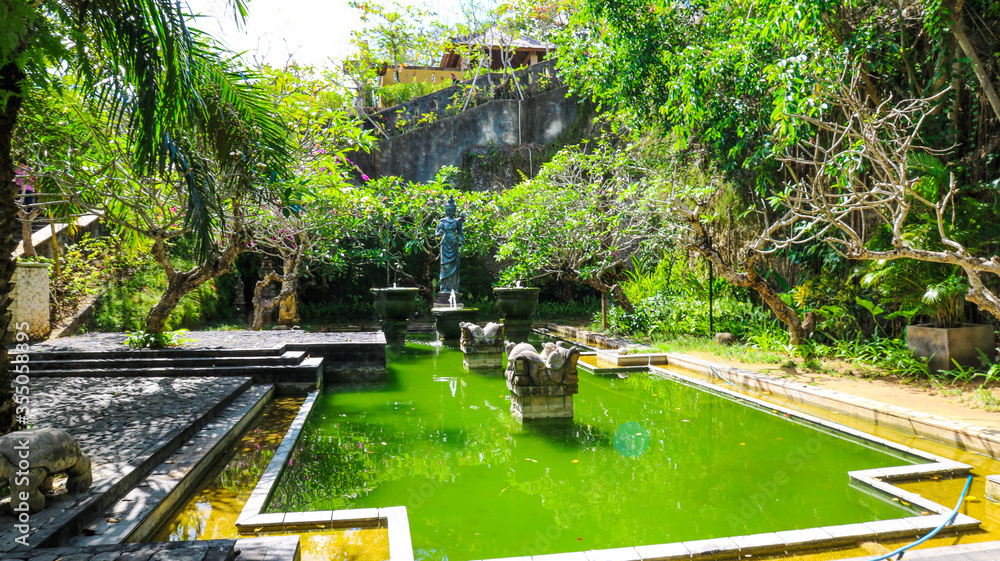 Obraz premium Beautiful park and statue in Bali Indonesia