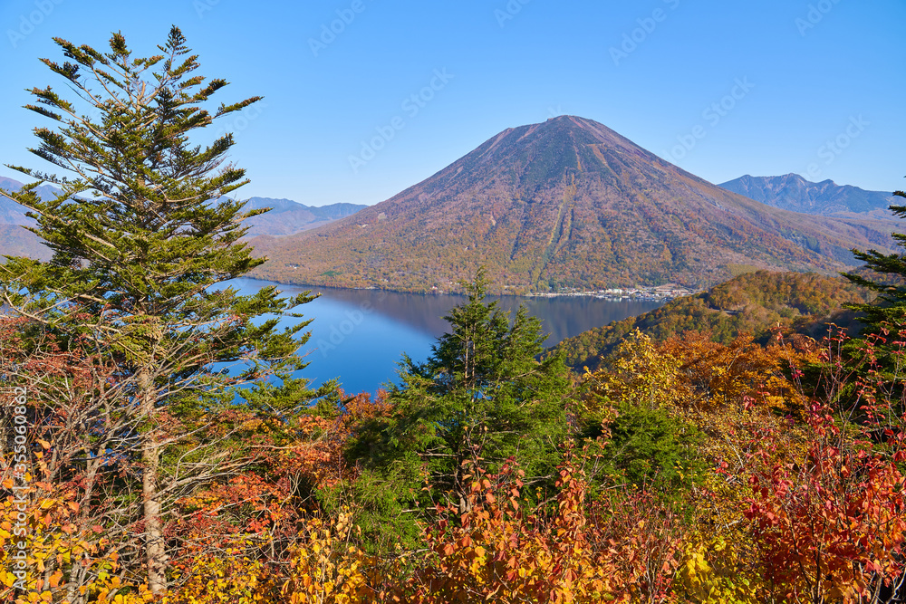 秋の中禅寺湖展望台より男体山と中禅寺湖方面を見る
