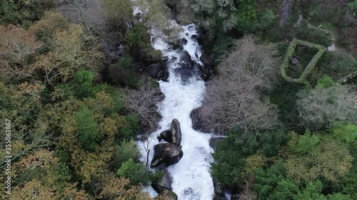 Vuelo con drone sobre cascada