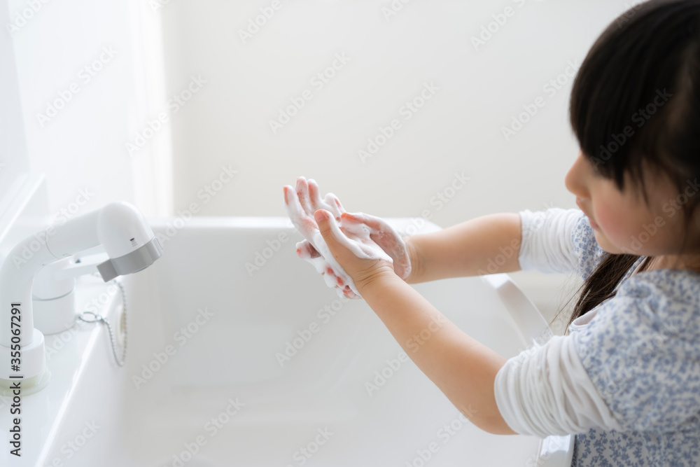 手を洗う女の子 手を洗う女の子
