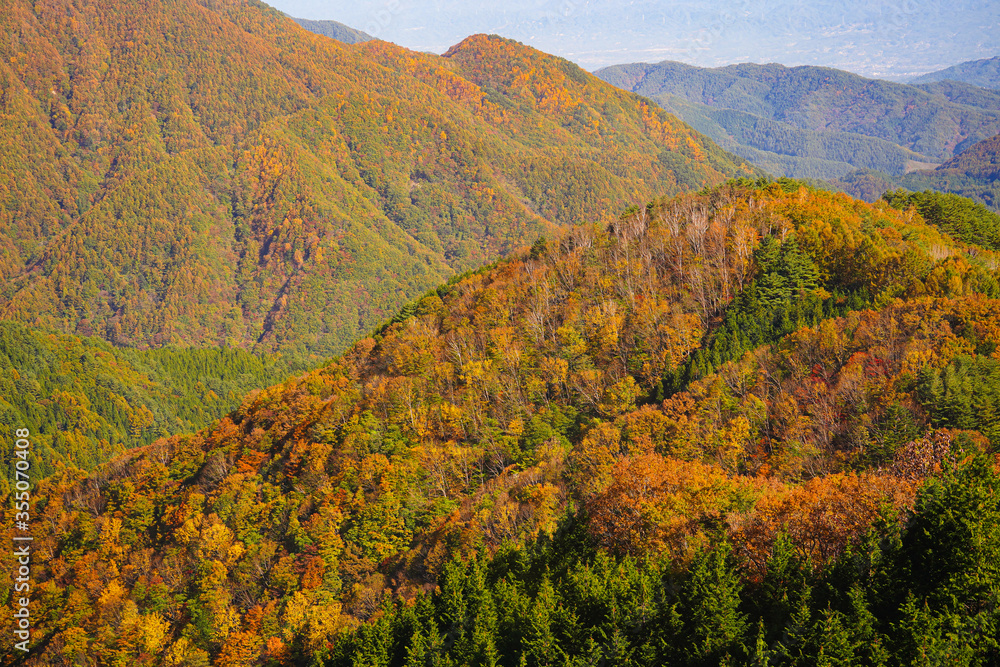 紅葉する秋の山々