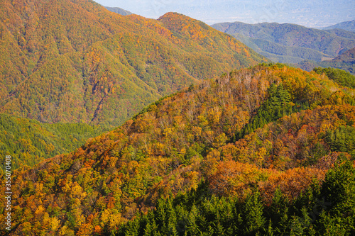 紅葉する秋の山々