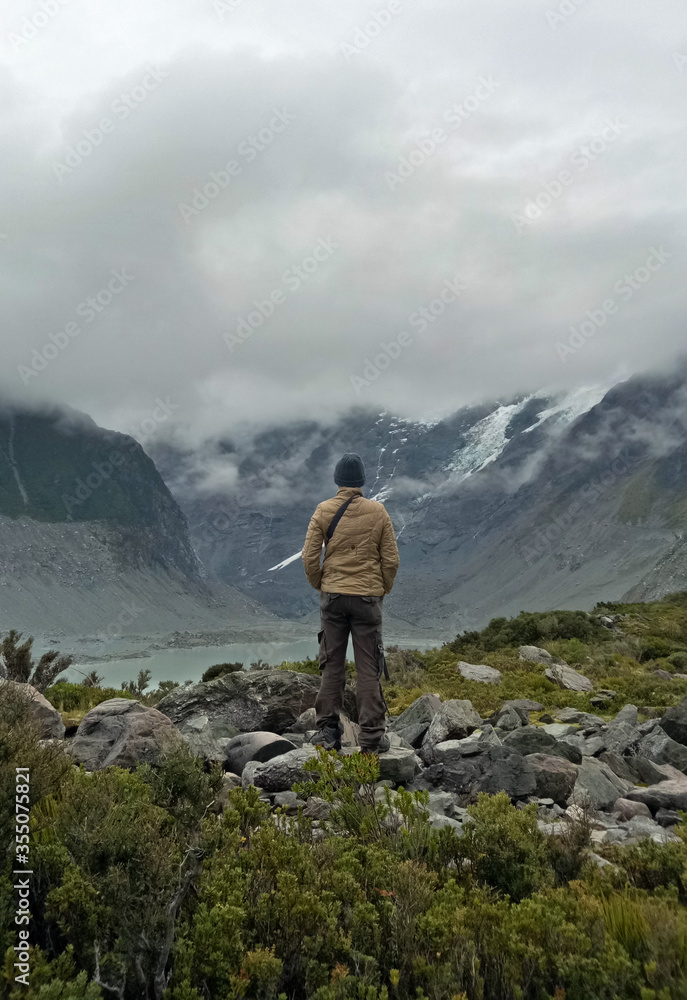 Obraz premium A man walking inside Mount Cook National Park in New Zealand