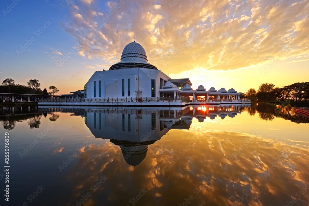 Obraz premium Beautiful sunrise reflections over the mosque in Perak, Malaysia