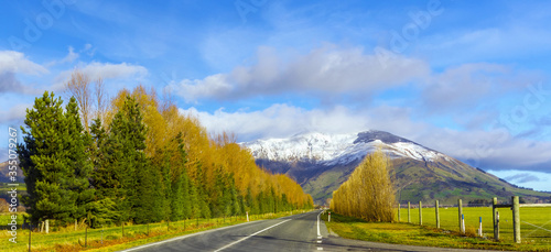 Fotografija Landscape Autumn Scenery on the Road from Queenstown to Te Anau, South Island, N