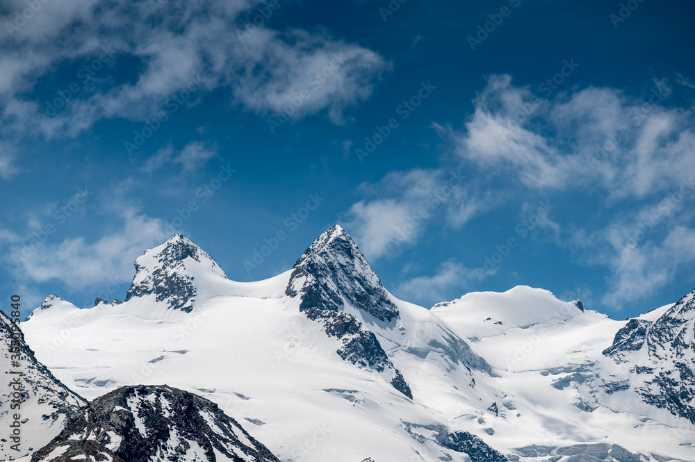 Schnee und Eis bedeckte Gipfel im Val Roseg