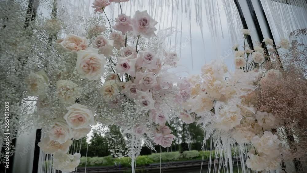 Vidéo Stock Beautiful blooming pink roses and baby's breath for the