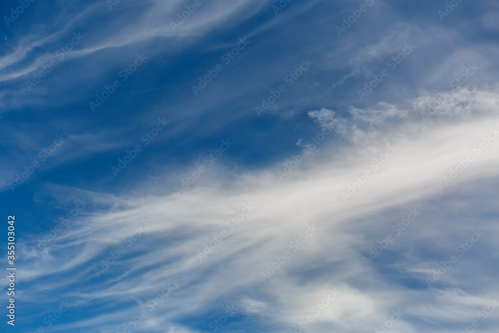 Cielo azul con nubes cirros. Cielo azul con nubes cirros.