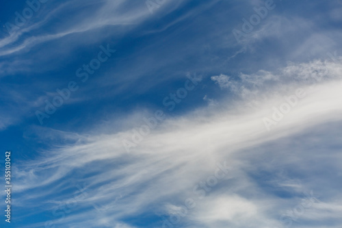 Tableau sur toile Cielo azul con nubes cirros.