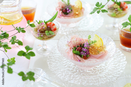 ガラス皿に個別に盛り付けた爽やか梅そうめんお出しジュレがけ 夏野菜の炊き合わせ