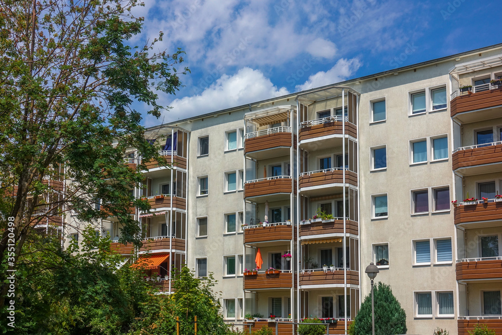 Fototapeta premium Wohnen im Grünen