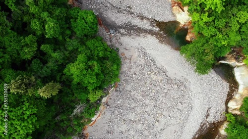 澄んだ空気のナチュラルなアルプスを空撮