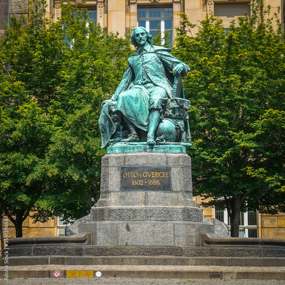 Obraz premium Otto von Guericke Denkmal in Magdeburg, Deutschland 