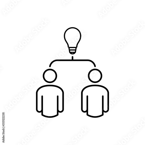 Concepto negocios. Lluvia de ideas. Icono plano lineal con hombres y bombilla en color negro