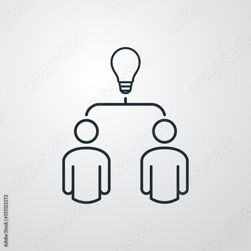 Concepto negocios. Lluvia de ideas. Icono plano lineal con hombres y bombilla en fondo gris