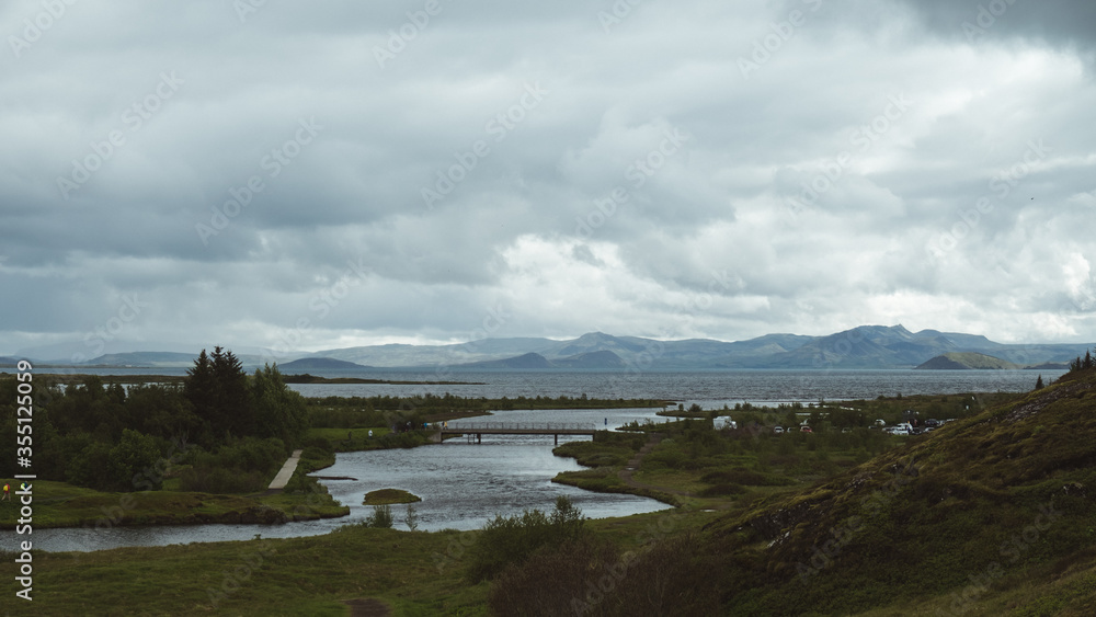 Islande, paysage montagneux, ciel pluvieux et nuageux