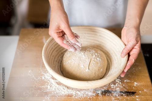 Selbstgemachter Teig. Brot backen.