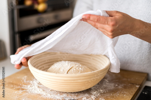 Selbstgemachter Teig. Brot backen.