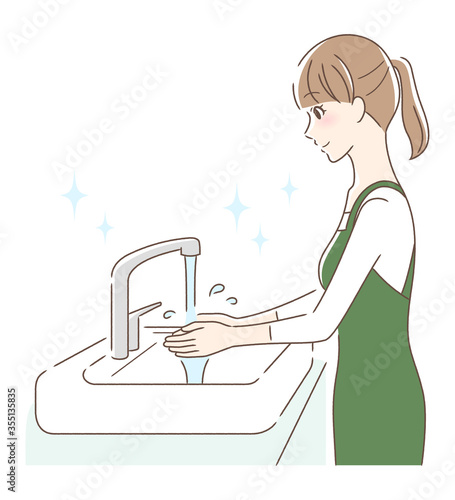 水道水で手を洗う女性