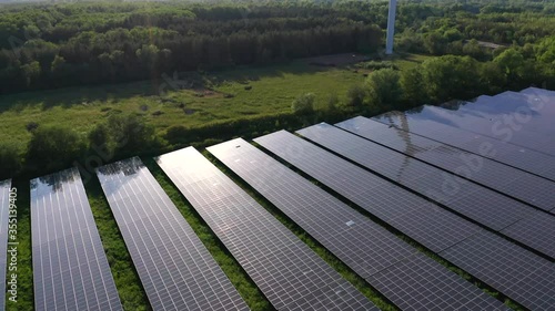 Photovoltaik-Freiflächenanlage mit Windrad Aerial