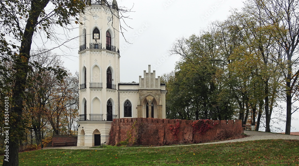 wybudowany w pierwszej polowie 19 wieku neogotycki palacyk obecnie muzaum romantyzmu w opinogorze gornej na mazowszu w polsce wybudowany w pierwszej polowie 19 wieku neogotycki palacyk obecnie muzaum romantyzmu w opinogorze gornej na mazowszu w polsce