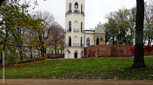 wybudowany w pierwszej polowie 19 wieku neogotycki palacyk obecnie muzaum romantyzmu w opinogorze gornej na mazowszu w polsce photo