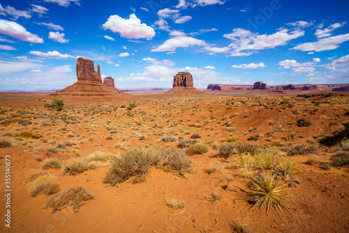 hiking the wildcat trail in the monument valley, usa