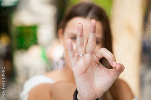 Chica haciendo gesto OK con la mano