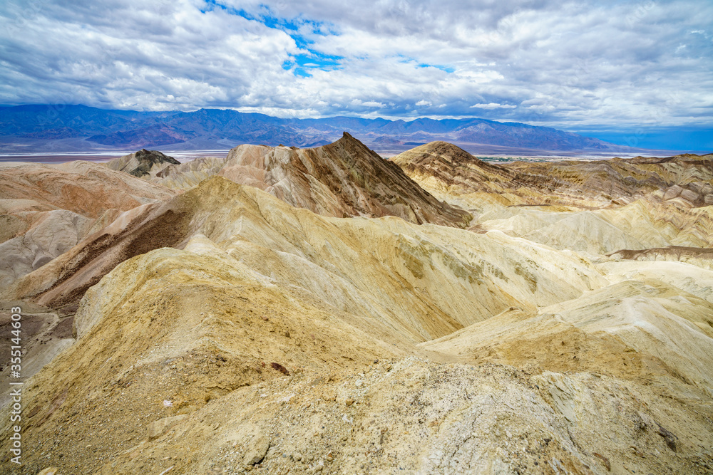 Fototapeta premium hikink the golden canyon - gower gulch circuit in death valley, california, usa