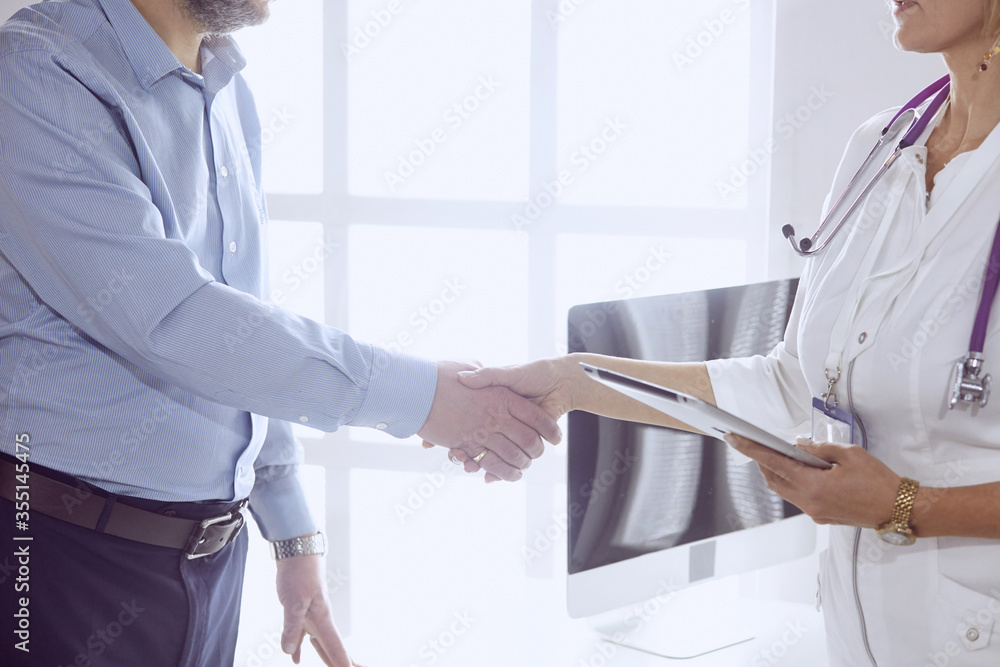 Obraz premium Couple at reception discussing issues with a sexologist