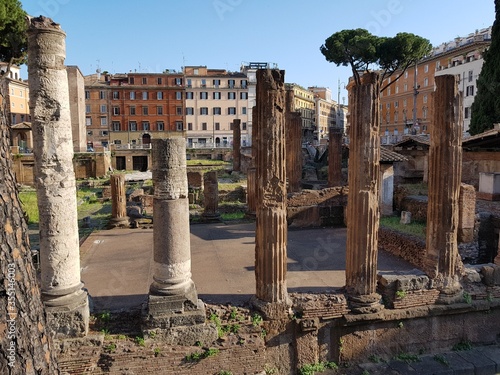 Roma resti di templi romani a Largo di Torre Argentina photo