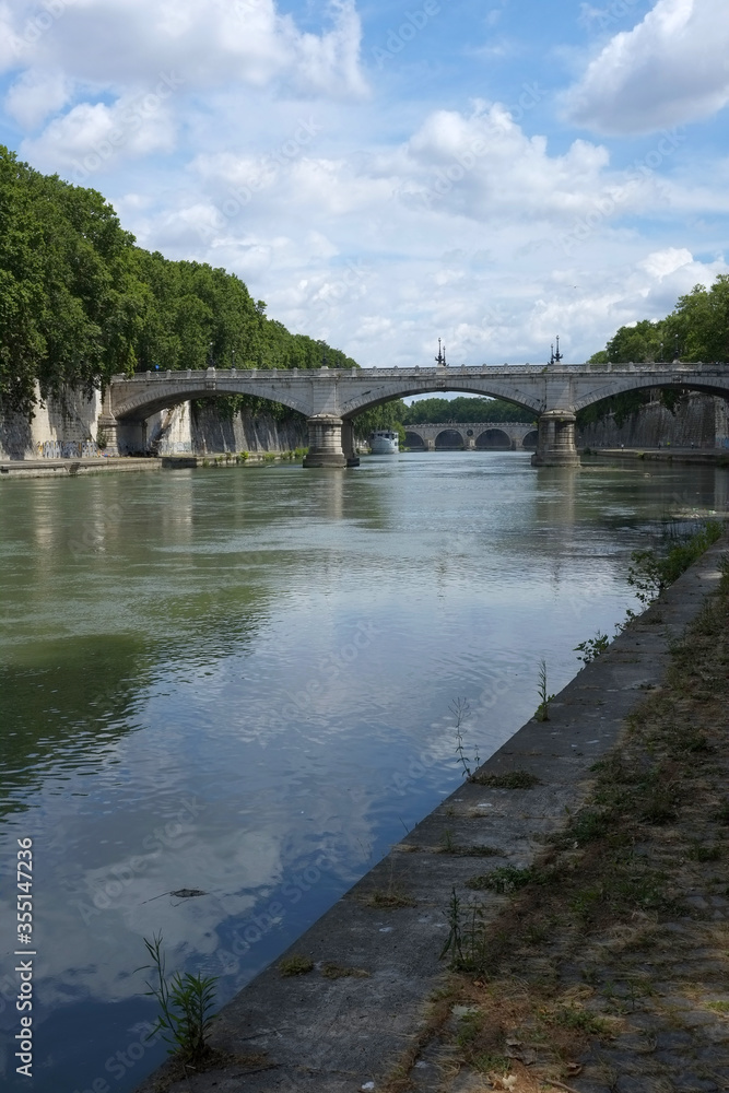 Fototapeta premium Along the Tiber under the bridges of Rome