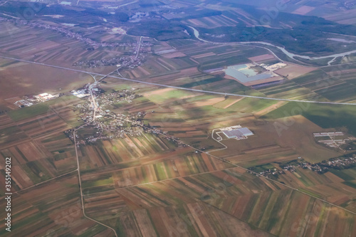 Pueblos de Greci y Petrești, carretera E81, campos de cultivo y río Arges en las proximidades de Bucarest, Rumanía. Fotografía aérea tomada desde un avión comercial antes de aterrizar. photo