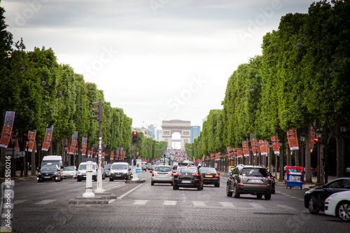  Les Champs-Élysées
