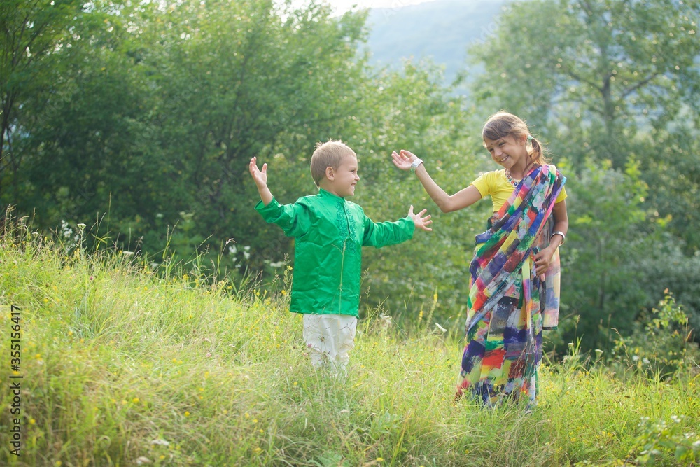 Obraz premium A lot of small children, boys and girls, dressed in the clothing culture of India.