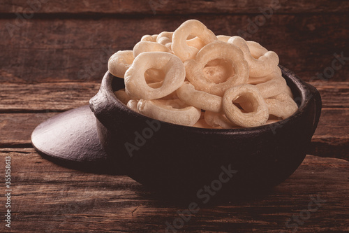 Biscoitos de polvilho em cenário rústico photo