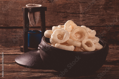 Biscoitos de polvilho em cenário rústico photo